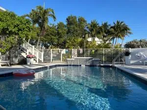 Sea Spray Inn - Silver Shores