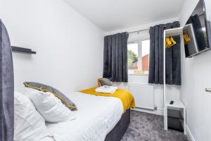 Greenwood by Alt-Stay - 4 Bed 2 Bath Home - Parking, WiFi & Smart TV InBedrooms - Contractors & Relocations - Weekly & Monthly Rates