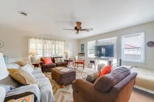 3 Mi to Beach Home with Fire Pit in Hampstead! - Hampstead