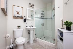 Sunny SoCal Escape 3BR 2BA Bright home with pool