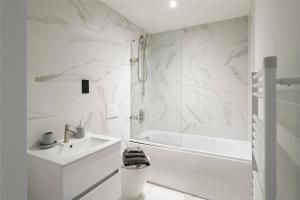 Stylish 2 Floor l Sleeps 6 l Wi-Fi l Pool Table l City Centre