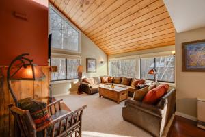 Lincoln Condo with Balcony and View Less Than 2 Mi to Loon Mtn