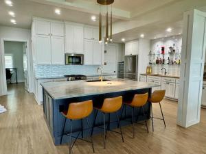 Luxury Lake Front Retreat on Cedar Creek Lake