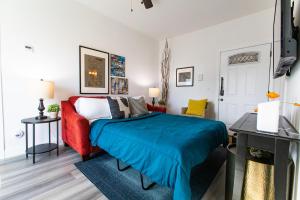 Walkable - Restaurants - Large Patio - Ac