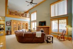 Spacious McArthur Home Private Hot Tub and Pond! - Albany