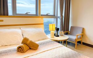 Cozy 2BR Suite in Uptown BGC with PS4 and walking distance to Malls and Restaurants