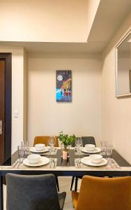 Cozy 2BR Suite in Uptown BGC with PS4 and walking distance to Malls and Restaurants