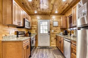 Hidden Haven, Hot Tub, FREE Attraction tickets for each paid day, Hot Tub, Game Room, WIFI!!!