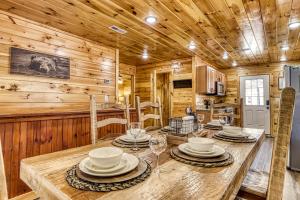 Hidden Haven, Hot Tub, FREE Attraction tickets for each paid day, Hot Tub, Game Room, WIFI!!!