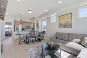 Hot Tub · Minutes to Ski Resorts & Park City