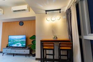 Spacious 3BR Suite in Uptown BGC with King Size Bed, near Malls and Restaurants