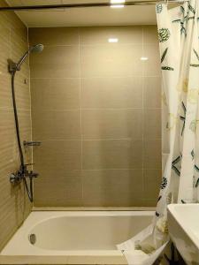 Spacious 3BR Suite in Uptown BGC with King Size Bed, near Malls and Restaurants