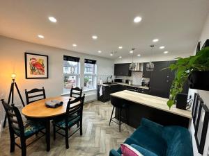 3a Roman View, beautifully appointed apartment in Roundhay, sleeps up to 6, bedrooms with en suite bathrooms, EV charging