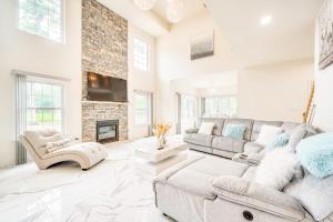 Hike, Sip and Ski Spacious Poconos Home