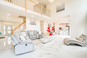 Hike, Sip and Ski Spacious Poconos Home