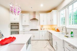 Hike, Sip and Ski Spacious Poconos Home