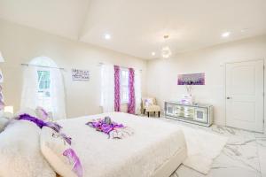 Hike, Sip and Ski Spacious Poconos Home