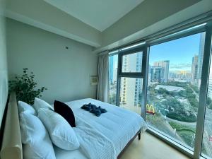 Palms Paradise with the best view of BGC plus Netflix