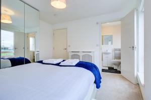 2 BR Flat Near Westfield, Hospital, Stadium & Uni