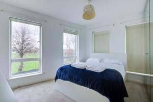 2 BR Flat Near Westfield, Hospital, Stadium & Uni