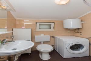 One Bedroom Apartment with Balcony and Sea View CRVENI