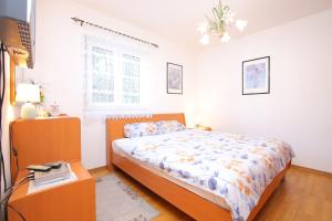 Apartments with parking space Trogir - 23910