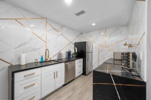 Modern & Spacious 1BR Haven near Galleria