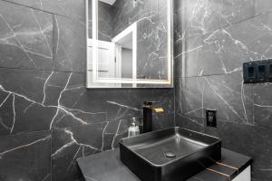 Modern & Spacious 1BR Haven near Galleria