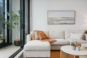 Inner-City 2BR with Balcony Pool & Sauna Access
