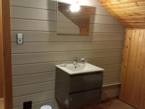 Maisons de vacances Chalet confortable avec 4 chambres, cheminee, grand terrain, proche pistes et lac - FR-1-589-107 : photos des chambres