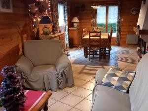 Maisons de vacances Chalet confortable avec 4 chambres, cheminee, grand terrain, proche pistes et lac - FR-1-589-107 : photos des chambres