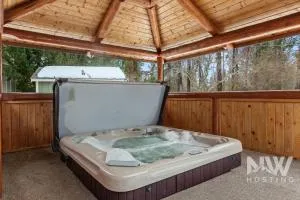 Luxury Home Golf Course Views Hot Tub and Garage Access for Ultimate Comfort - Hayden Lake