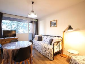 Appartement F2 avec Parking Privé, Loggia et Ascenseur - Proche Thermes et Commodités - FR-1-415-135