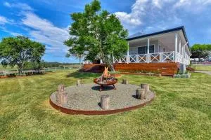 Stellaview Farmhouse, Newly Renovated in Heart of Hunter - Mitchells Flat