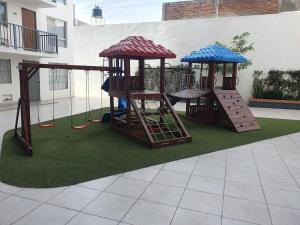 Céntrico, con alberca y estacionamiento