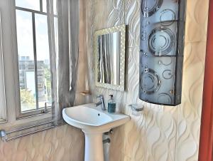 Cozy 2BR 1 et Cikditiro Menteng Apt with Pool and Gym by 2ndHome