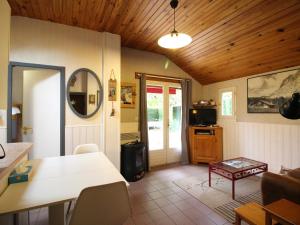 Maisons de vacances Pavillon calme avec jardin clos, animaux admis, parking, a 2 km du centre de La Bourboule - FR-1-415-156 : photos des chambres