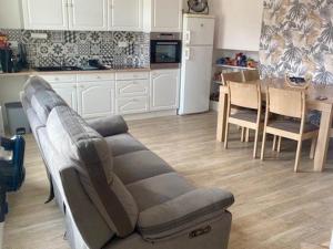 Appartements F3 Moderne avec Climatisation et WiFi Proche des Thermes - FR-1-703-205 : photos des chambres