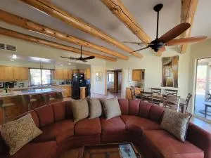 Cave Creek Southwest Hospitality sleeps 12 - 洞溪