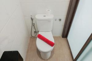 Homey and Warm Studio at Sky House BSD Apartment By Travelio