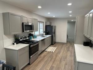 Adorable New West 3 BR 2 BA SMRT TV Coffee