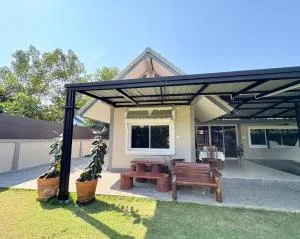 บ้านพักสัตหีบ by Aongsa&Ozone - Ban Khlot