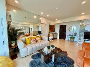 Spacious Tropics with Golf View in BGC