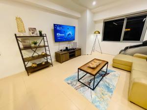 LetStay BGC 14H 2-Bedroom Condo 86-Sqm