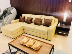 LetStay BGC 14H 2-Bedroom Condo 86-Sqm