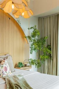 Tropical Sunset w the best view in BGC plus Netlfix