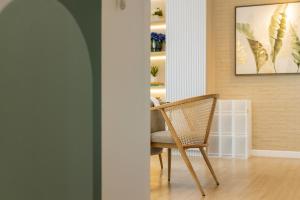 Tropical Sunset w the best view in BGC plus Netlfix