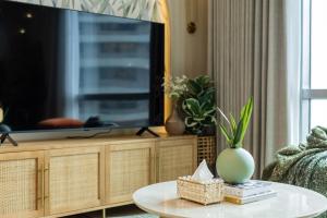 Tropical Sunset w the best view in BGC plus Netlfix