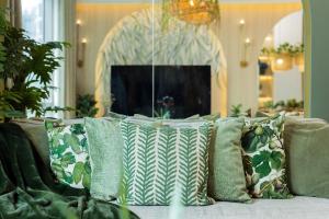 Tropical Sunset w the best view in BGC plus Netlfix