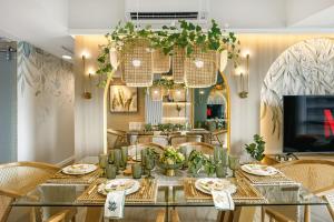 Tropical Sunset w the best view in BGC plus Netlfix